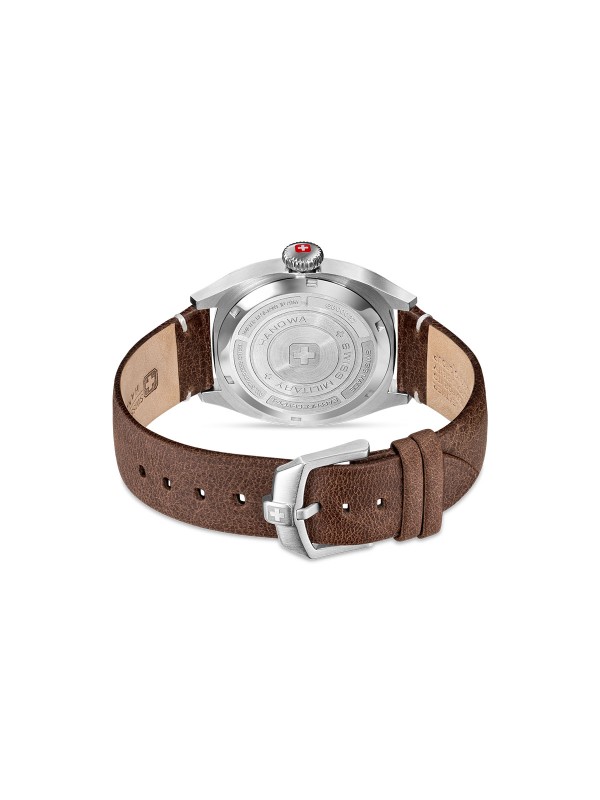 SWISS MILITARY HANOWA CONDOR SMWGB0003701 – Swiss Made muški sportski sat inspirisan avijacijom. Kućište od nerđajućeg čelika u boji srebra, crni brojčanik sa osvetljenim oznakama i braon kožna narukvica stvaraju spoj robustnosti i elegancije. Sat pokreće švajcarski kvarcni mehanizam Ronda 515, sa safirnim staklom i vodootpornošću do 100 metara.