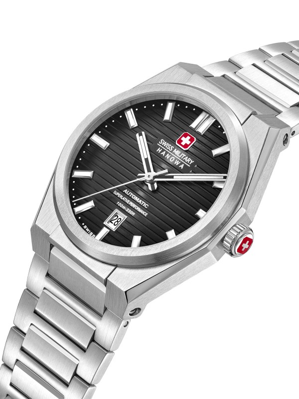 SWISS MILITARY HANOWA AVALANCHE SMWGL0006903 – sofisticirani Swiss Made automatik sat za muškarce koji cene stil i preciznost. Kućište od nerđajućeg čelika u boji srebra (41 mm) u kombinaciji sa crnim brojčanikom i linearnim šablonom daje snažan, ali elegantan izgled. Sat pokreće automatski mehanizam Soprod P024 sa samonavijanjem, safirno staklo i providna zadnja strana otkrivaju njegovu mehaničku lepotu. Vodootpornost do 100 metara čini ovaj model savršenim spojem luksuza i pouzdanosti.