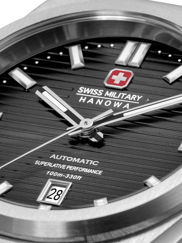 SWISS MILITARY HANOWA AVALANCHE SMWGL0006903 – sofisticirani Swiss Made automatik sat za muškarce koji cene stil i preciznost. Kućište od nerđajućeg čelika u boji srebra (41 mm) u kombinaciji sa crnim brojčanikom i linearnim šablonom daje snažan, ali elegantan izgled. Sat pokreće automatski mehanizam Soprod P024 sa samonavijanjem, safirno staklo i providna zadnja strana otkrivaju njegovu mehaničku lepotu. Vodootpornost do 100 metara čini ovaj model savršenim spojem luksuza i pouzdanosti.