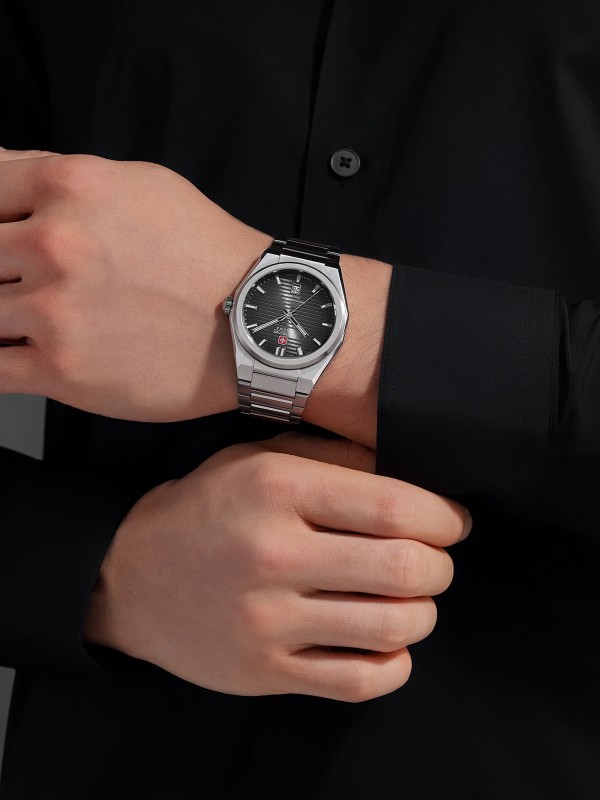 SWISS MILITARY HANOWA AVALANCHE SMWGL0006903 – sofisticirani Swiss Made automatik sat za muškarce koji cene stil i preciznost. Kućište od nerđajućeg čelika u boji srebra (41 mm) u kombinaciji sa crnim brojčanikom i linearnim šablonom daje snažan, ali elegantan izgled. Sat pokreće automatski mehanizam Soprod P024 sa samonavijanjem, safirno staklo i providna zadnja strana otkrivaju njegovu mehaničku lepotu. Vodootpornost do 100 metara čini ovaj model savršenim spojem luksuza i pouzdanosti.