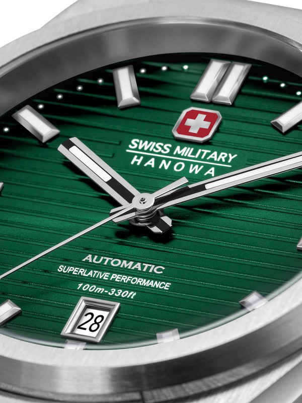 SWISS MILITARY HANOWA AVALANCHE SMWGL0006902 – elegantni Swiss Made automatik sat za muškarce, koji spaja moderni minimalizam i švajcarsku preciznost. Kućište od nerđajućeg čelika prečnika 41 mm i zeleni brojčanik sa suptilnim linearnim šablonom pružaju prefinjen izgled. Automatski mehanizam Soprod P024 sa samonavijanjem, safirno staklo i providna zadnja strana kućišta naglašavaju kvalitet izrade. Vodootpornost do 100 metara čini ovaj model savršenim spojem stila, snage i pouzdanosti.