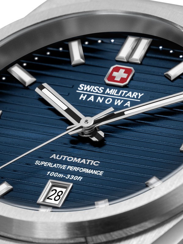SWISS MILITARY HANOWA AVALANCHE SMWGL0006901 – Swiss Made muški automatik sat koji spaja snagu i eleganciju. Kućište od nerđajućeg čelika prečnika 41 mm i teget brojčanik sa linearnim šablonom pružaju prepoznatljiv minimalizam. Pokreće ga automatski mehanizam Soprod P024 sa samonavijanjem, safirno staklo i providna zadnja strana otkrivaju savršenstvo švajcarske izrade. Vodootpornost do 100 metara čini ga idealnim izborom za muškarce koji traže luksuz i pouzdanost u svakom detalju.