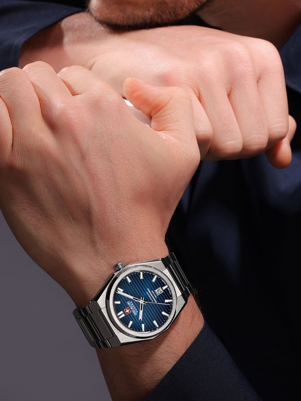 SWISS MILITARY HANOWA AVALANCHE SMWGL0006901 – Swiss Made muški automatik sat koji spaja snagu i eleganciju. Kućište od nerđajućeg čelika prečnika 41 mm i teget brojčanik sa linearnim šablonom pružaju prepoznatljiv minimalizam. Pokreće ga automatski mehanizam Soprod P024 sa samonavijanjem, safirno staklo i providna zadnja strana otkrivaju savršenstvo švajcarske izrade. Vodootpornost do 100 metara čini ga idealnim izborom za muškarce koji traže luksuz i pouzdanost u svakom detalju.