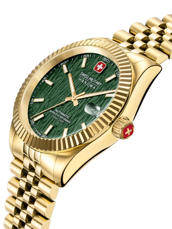 SWISS MILITARY HANOWA MASTER DILIGENTER SMWGL0005412 – luksuzni Swiss Made automatik sat koji spaja eleganciju i izdržljivost. Kućište od nerđajućeg čelika u boji žutog zlata (41 mm) sa žlebljenim okvirom i teksturiranim zelenim brojčanikom stvara upečatljiv kontrast. Sat pokreće precizan automatski mehanizam Soprod P024, ima safirno staklo, uvećavajuće sočivo za datum i vodootpornost do 100 metara. Idealan izbor za muškarce koji žele prestižan izgled i švajcarsku pouzdanost.