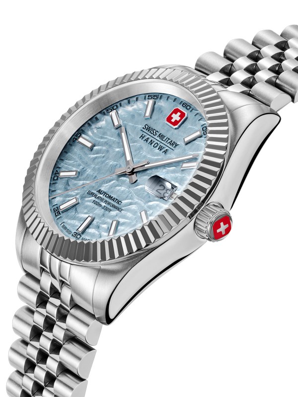 SWISS MILITARY HANOWA MASTER DILIGENTER SMWGL0005405 – Swiss Made muški automatik sat koji spaja bezvremensku eleganciju i tehničku preciznost. Kućište od nerđajućeg čelika prečnika 41 mm sa žlebljenim okvirom i teksturirani svetlo plavi brojčanik daju mu sofisticiran izgled. Sat pokreće automatski mehanizam Soprod P024, ima safirno staklo, uvećavajuće sočivo za datum i vodootpornost do 100 metara – idealan izbor za muškarce koji traže luksuz, pouzdanost i klasičan stil.