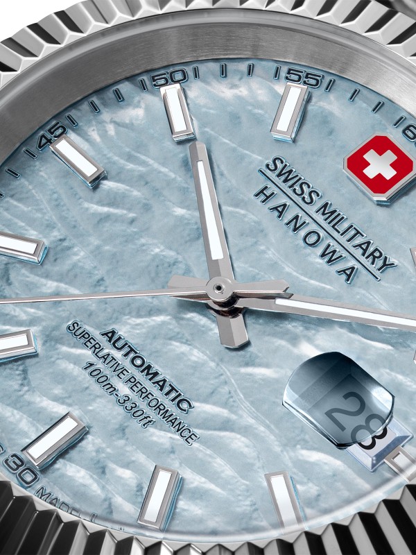 SWISS MILITARY HANOWA MASTER DILIGENTER SMWGL0005405 – Swiss Made muški automatik sat koji spaja bezvremensku eleganciju i tehničku preciznost. Kućište od nerđajućeg čelika prečnika 41 mm sa žlebljenim okvirom i teksturirani svetlo plavi brojčanik daju mu sofisticiran izgled. Sat pokreće automatski mehanizam Soprod P024, ima safirno staklo, uvećavajuće sočivo za datum i vodootpornost do 100 metara – idealan izbor za muškarce koji traže luksuz, pouzdanost i klasičan stil.