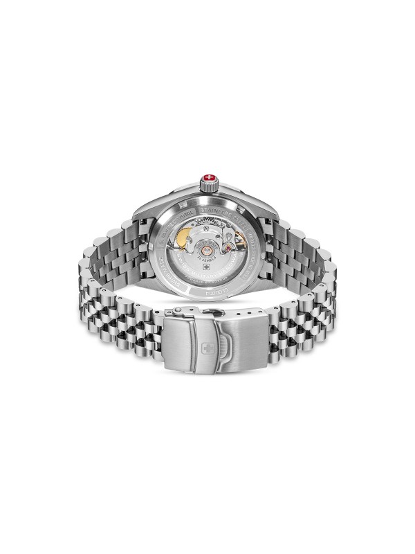 SWISS MILITARY HANOWA MASTER DILIGENTER SMWGL0005405 – Swiss Made muški automatik sat koji spaja bezvremensku eleganciju i tehničku preciznost. Kućište od nerđajućeg čelika prečnika 41 mm sa žlebljenim okvirom i teksturirani svetlo plavi brojčanik daju mu sofisticiran izgled. Sat pokreće automatski mehanizam Soprod P024, ima safirno staklo, uvećavajuće sočivo za datum i vodootpornost do 100 metara – idealan izbor za muškarce koji traže luksuz, pouzdanost i klasičan stil.