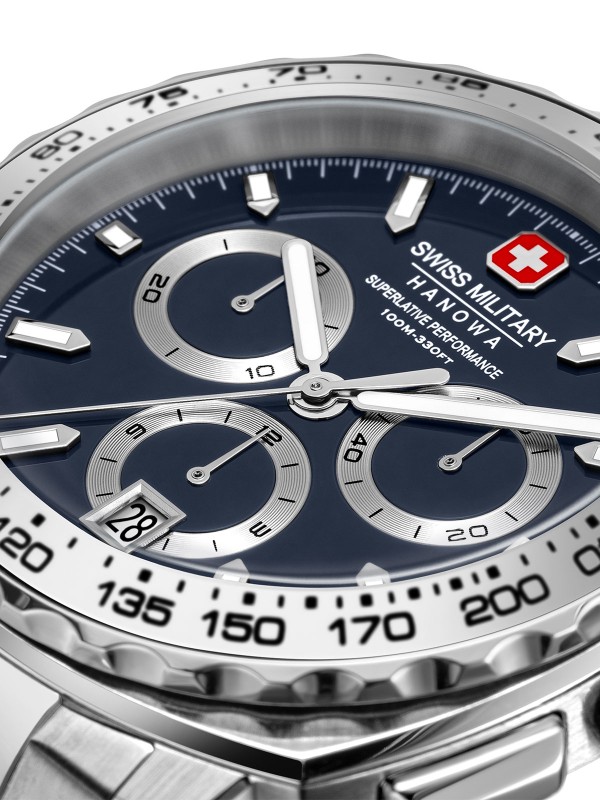 SWISS MILITARY HANOWA SPEEDWELL SMWGI0006803 – Swiss Made muški hronograf koji spaja preciznost, performanse i eleganciju. Kućište od nerđajućeg čelika prečnika 41 mm i teget brojčanik daju ovom satu prepoznatljiv sportsko-elegantni izgled. Opremljen kvarcnim mehanizmom Ronda 5030D, safirnim staklom i vodootpornošću do 100 metara, ovaj model nudi pouzdanost i luksuz u svakom detalju, savršen za muškarce koji traže stil i funkcionalnost u jednom satu.