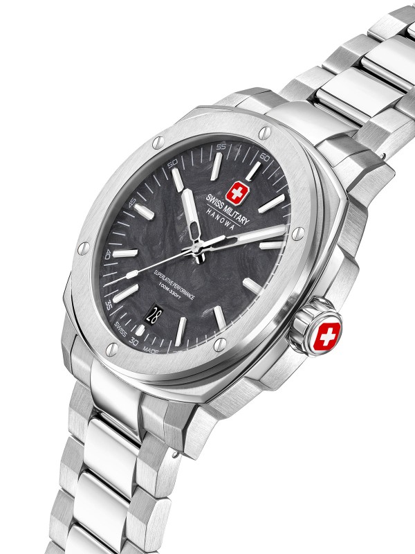 SWISS MILITARY HANOWA SIRIUS LIGHTNING SMWGH0007101 – ekskluzivno Swiss Made izdanje muškog sportskog sata koji kombinuje luksuz, snagu i savremeni dizajn. Kućište od nerđajućeg čelika prečnika 40 mm i crni brojčanik od kovanog karbona sa svetlećim detaljima pružaju upečatljiv izgled. Safirno staklo, kvarcni mehanizam Ronda 515 sa funkcijom datuma i vodootpornost do 100 metara čine ovaj sat sinonimom za preciznost, izdržljivost i prestiž.