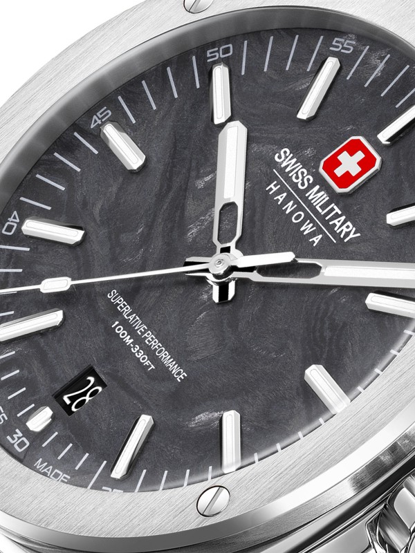 SWISS MILITARY HANOWA SIRIUS LIGHTNING SMWGH0007101 – ekskluzivno Swiss Made izdanje muškog sportskog sata koji kombinuje luksuz, snagu i savremeni dizajn. Kućište od nerđajućeg čelika prečnika 40 mm i crni brojčanik od kovanog karbona sa svetlećim detaljima pružaju upečatljiv izgled. Safirno staklo, kvarcni mehanizam Ronda 515 sa funkcijom datuma i vodootpornost do 100 metara čine ovaj sat sinonimom za preciznost, izdržljivost i prestiž.