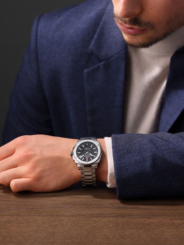 SWISS MILITARY HANOWA SIRIUS LIGHTNING SMWGH0007101 – ekskluzivno Swiss Made izdanje muškog sportskog sata koji kombinuje luksuz, snagu i savremeni dizajn. Kućište od nerđajućeg čelika prečnika 40 mm i crni brojčanik od kovanog karbona sa svetlećim detaljima pružaju upečatljiv izgled. Safirno staklo, kvarcni mehanizam Ronda 515 sa funkcijom datuma i vodootpornost do 100 metara čine ovaj sat sinonimom za preciznost, izdržljivost i prestiž.