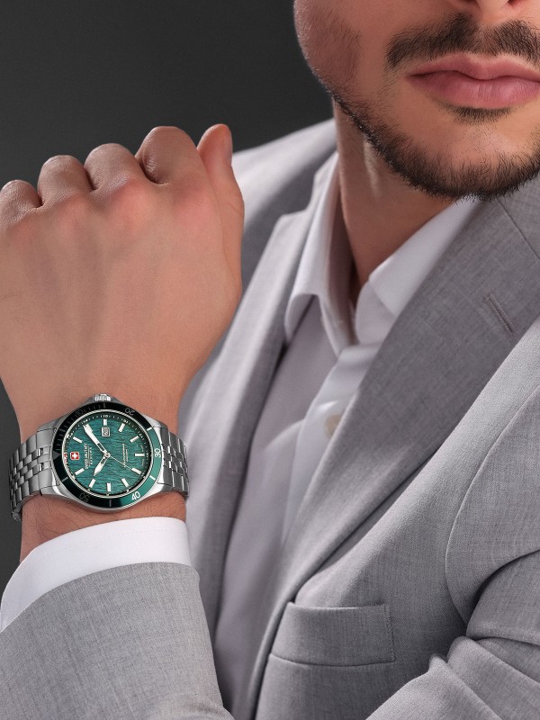 SWISS MILITARY HANOWA FLAGSHIP ELEMENTS EARTH SMWGH0006704 – Swiss Made muški sportski sat koji simbolizuje snagu i stabilnost prirode kroz dizajn inspirisan elementom zemlje. Kućište od nerđajućeg čelika prečnika 42 mm i hidraulično utisnuti zeleni brojčanik predstavljaju spoj robusnosti i elegancije. Opremljen safirnim staklom, kvarcnim mehanizmom Ronda 505 sa funkcijom datuma i vodootpornošću do 100 metara, ovaj sat u potpunosti oslikava duh kolekcije Flagship Elements.