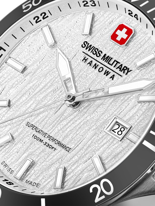 SWISS MILITARY HANOWA FLAGSHIP ELEMENTS AIR SMWGH0006702 – Swiss Made muški sportski sat koji slavi snagu prirode kroz dizajn inspirisan elementom vazduha. Kućište od nerđajućeg čelika prečnika 42 mm uokviruje srebrno-beli brojčanik sa hidraulično utisnutim detaljima koji simbolizuju lakoću i jasnoću neba. Sat poseduje safirno staklo, kvarcni mehanizam Ronda 505 sa funkcijom datuma i vodootpornost do 100 metara, čineći ga savršenim spojem preciznosti, elegancije i izdržljivosti.