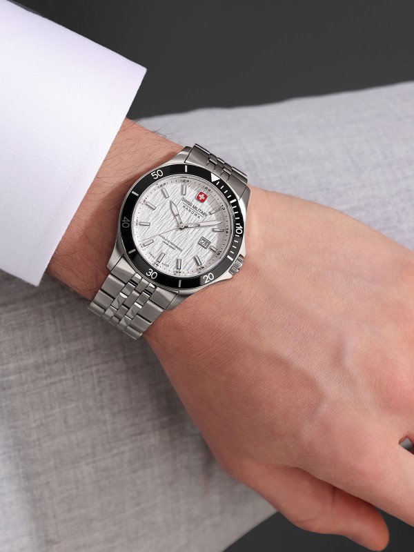 SWISS MILITARY HANOWA FLAGSHIP ELEMENTS AIR SMWGH0006702 – Swiss Made muški sportski sat koji slavi snagu prirode kroz dizajn inspirisan elementom vazduha. Kućište od nerđajućeg čelika prečnika 42 mm uokviruje srebrno-beli brojčanik sa hidraulično utisnutim detaljima koji simbolizuju lakoću i jasnoću neba. Sat poseduje safirno staklo, kvarcni mehanizam Ronda 505 sa funkcijom datuma i vodootpornost do 100 metara, čineći ga savršenim spojem preciznosti, elegancije i izdržljivosti.