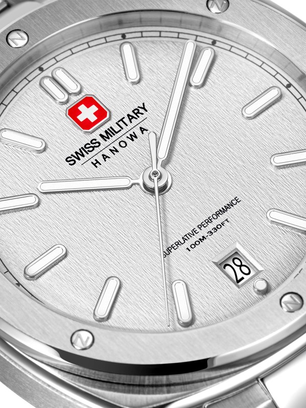 SWISS MILITARY HANOWA SIRIUS SMWGH0006503 – Swiss Made muški sportski sat koji spaja klasični dizajn i savremenu funkcionalnost. Kućište od nerđajućeg čelika prečnika 40 mm i srebrni brojčanik sa suptilnom teksturom stvaraju prefinjen, monohromatski izgled. Sat poseduje safirno staklo, kvarcni mehanizam Ronda 515 sa funkcijom datuma i vodootpornost do 100 metara, što ga čini savršenim izborom za muškarce koji traže stil i pouzdanost u jednom.