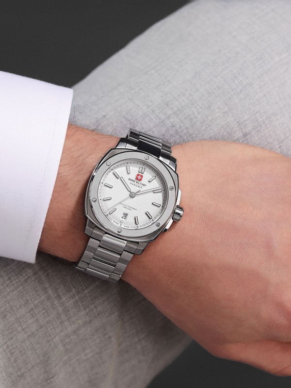 SWISS MILITARY HANOWA SIRIUS SMWGH0006503 – Swiss Made muški sportski sat koji spaja klasični dizajn i savremenu funkcionalnost. Kućište od nerđajućeg čelika prečnika 40 mm i srebrni brojčanik sa suptilnom teksturom stvaraju prefinjen, monohromatski izgled. Sat poseduje safirno staklo, kvarcni mehanizam Ronda 515 sa funkcijom datuma i vodootpornost do 100 metara, što ga čini savršenim izborom za muškarce koji traže stil i pouzdanost u jednom.