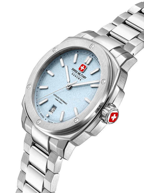 SWISS MILITARY HANOWA SIRIUS SMWGH0006502 – Swiss Made muški sportski sat koji kombinuje klasičan dizajn i savremenu estetiku. Kućište od nerđajućeg čelika prečnika 40 mm i svetlo plavi brojčanik sa teksturom stvaraju elegantan kontrast i moderan izgled. Opremljen safirnim staklom, kvarcnim mehanizmom Ronda 515 sa funkcijom datuma i vodootpornošću do 100 metara, SIRIUS predstavlja savršen spoj švajcarske preciznosti i prefinjenog sportskog stila.
