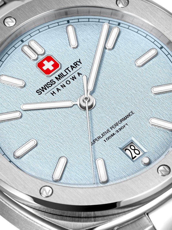 SWISS MILITARY HANOWA SIRIUS SMWGH0006502 – Swiss Made muški sportski sat koji kombinuje klasičan dizajn i savremenu estetiku. Kućište od nerđajućeg čelika prečnika 40 mm i svetlo plavi brojčanik sa teksturom stvaraju elegantan kontrast i moderan izgled. Opremljen safirnim staklom, kvarcnim mehanizmom Ronda 515 sa funkcijom datuma i vodootpornošću do 100 metara, SIRIUS predstavlja savršen spoj švajcarske preciznosti i prefinjenog sportskog stila.