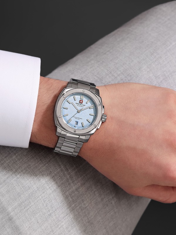 SWISS MILITARY HANOWA SIRIUS SMWGH0006502 – Swiss Made muški sportski sat koji kombinuje klasičan dizajn i savremenu estetiku. Kućište od nerđajućeg čelika prečnika 40 mm i svetlo plavi brojčanik sa teksturom stvaraju elegantan kontrast i moderan izgled. Opremljen safirnim staklom, kvarcnim mehanizmom Ronda 515 sa funkcijom datuma i vodootpornošću do 100 metara, SIRIUS predstavlja savršen spoj švajcarske preciznosti i prefinjenog sportskog stila.
