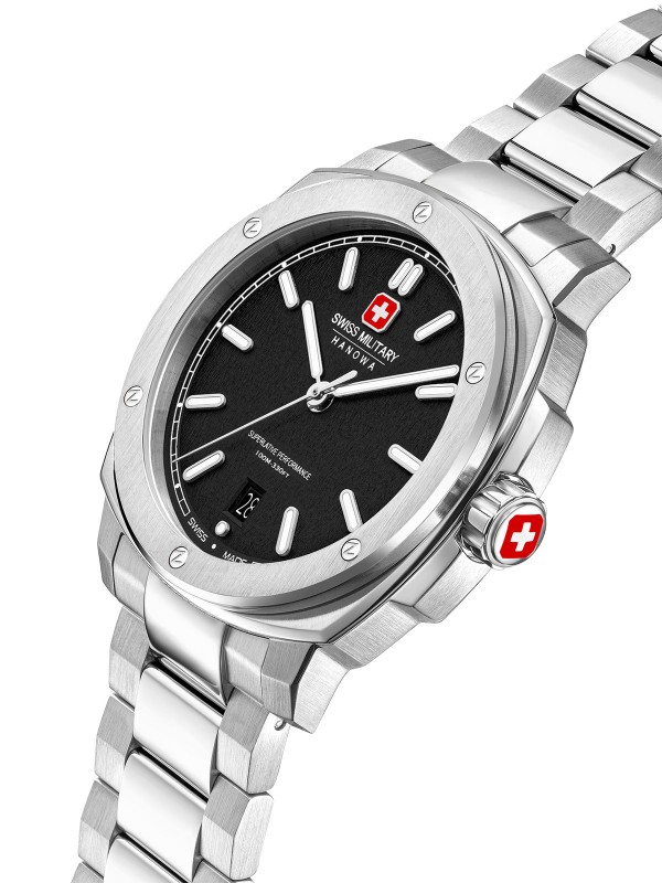 SWISS MILITARY HANOWA SIRIUS SMWGH0006501 – Swiss Made muški sportski sat koji spaja eleganciju i izdržljivost. Kućište u obliku zaobljenog kvadrata od nerđajućeg čelika prečnika 40 mm i crni brojčanik sa suptilnom teksturom daju mu moderan i prefinjen izgled. Sat poseduje safirno staklo, kvarcni mehanizam Ronda 515 sa funkcijom datuma i vodootpornost do 100 metara – idealan za muškarce koji traže spoj stila i funkcionalnosti.