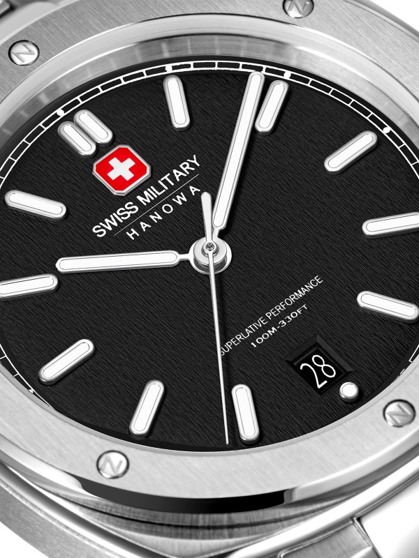 SWISS MILITARY HANOWA SIRIUS SMWGH0006501 – Swiss Made muški sportski sat koji spaja eleganciju i izdržljivost. Kućište u obliku zaobljenog kvadrata od nerđajućeg čelika prečnika 40 mm i crni brojčanik sa suptilnom teksturom daju mu moderan i prefinjen izgled. Sat poseduje safirno staklo, kvarcni mehanizam Ronda 515 sa funkcijom datuma i vodootpornost do 100 metara – idealan za muškarce koji traže spoj stila i funkcionalnosti.