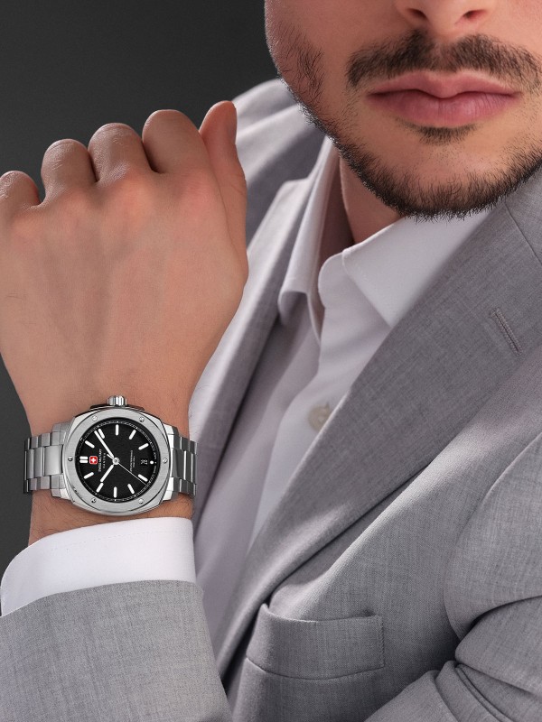 SWISS MILITARY HANOWA SIRIUS SMWGH0006501 – Swiss Made muški sportski sat koji spaja eleganciju i izdržljivost. Kućište u obliku zaobljenog kvadrata od nerđajućeg čelika prečnika 40 mm i crni brojčanik sa suptilnom teksturom daju mu moderan i prefinjen izgled. Sat poseduje safirno staklo, kvarcni mehanizam Ronda 515 sa funkcijom datuma i vodootpornost do 100 metara – idealan za muškarce koji traže spoj stila i funkcionalnosti.