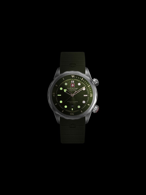 SWISS MILITARY HANOWA BREAKWATER SMWGN0006402 – Swiss Made muški sportski sat dizajniran za avanture pod vodom i na kopnu. Kućište od nerđajućeg čelika prečnika 43 mm i maslinasto zeleni brojčanik sa talasastim uzorkom daju mu robustan, a sofisticiran izgled. Maslinasto zelena silikonska narukvica pruža udobnost i sigurnost, dok safirno staklo, kvarcni mehanizam Ronda 505 i vodootpornost do 300 metara obezbeđuju pouzdanost u svim uslovima.