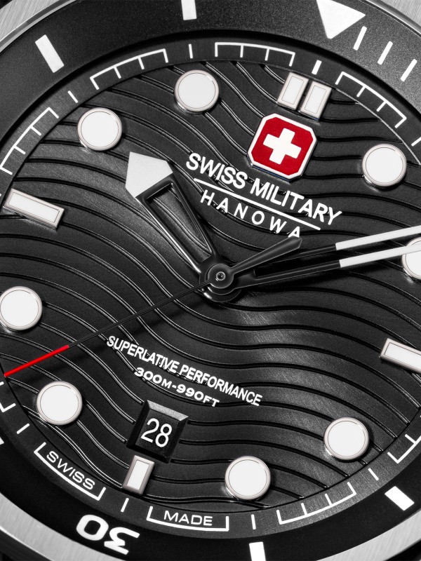 SWISS MILITARY HANOWA BREAKWATER SMWGH0006404 – Swiss Made muški sportski sat stvoren za dubine i avanturu. Kućište od nerđajućeg čelika prečnika 43 mm, gradijentno crni brojčanik sa talasastim uzorkom i safirno staklo kombinuju robustnost i eleganciju. Sat poseduje dve krunice sa zavrtnjem za precizno podešavanje, kvarcni mehanizam Ronda 505 i vodootpornost do 300 metara.