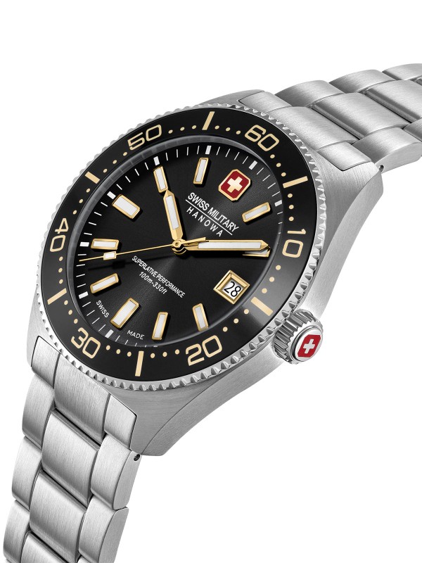 SWISS MILITARY HANOWA NOMAD SMWGH0004905 – Swiss Made muški sportski sat koji spaja vintage estetiku sa modernom elegancijom. Kućište od nerđajućeg čelika i crni brojčanik sa suptilnim zlatnim detaljima stvaraju luksuzan kontrast. Safirno staklo, kvarcni mehanizam Ronda 515 i vodootpornost do 100 metara čine ga pouzdanim izborom za muškarce koji cene preciznost i prefinjen stil.