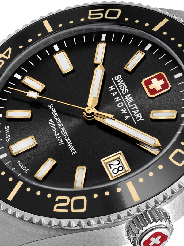 SWISS MILITARY HANOWA NOMAD SMWGH0004905 – Swiss Made muški sportski sat koji spaja vintage estetiku sa modernom elegancijom. Kućište od nerđajućeg čelika i crni brojčanik sa suptilnim zlatnim detaljima stvaraju luksuzan kontrast. Safirno staklo, kvarcni mehanizam Ronda 515 i vodootpornost do 100 metara čine ga pouzdanim izborom za muškarce koji cene preciznost i prefinjen stil.