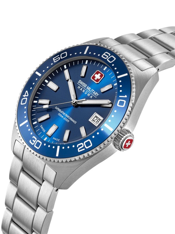 SWISS MILITARY HANOWA NOMAD SMWGH0004904 – Swiss Made muški sportski sat prepoznatljivog vintage dizajna iz 1970-ih. Kućište od nerđajućeg čelika i plavi brojčanik sa odgovarajućim prstenom u plavoj boji stvaraju skladan i moderan izgled. Sat poseduje safirno staklo, kvarcni mehanizam Ronda 515 sa funkcijom datuma i vodootpornost do 100 metara – idealan spoj švajcarske preciznosti i muževne elegancije.
