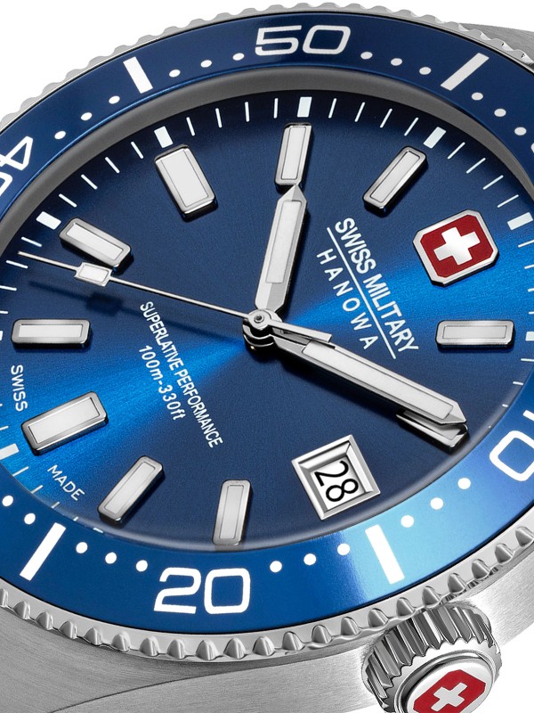 SWISS MILITARY HANOWA NOMAD SMWGH0004904 – Swiss Made muški sportski sat prepoznatljivog vintage dizajna iz 1970-ih. Kućište od nerđajućeg čelika i plavi brojčanik sa odgovarajućim prstenom u plavoj boji stvaraju skladan i moderan izgled. Sat poseduje safirno staklo, kvarcni mehanizam Ronda 515 sa funkcijom datuma i vodootpornost do 100 metara – idealan spoj švajcarske preciznosti i muževne elegancije.