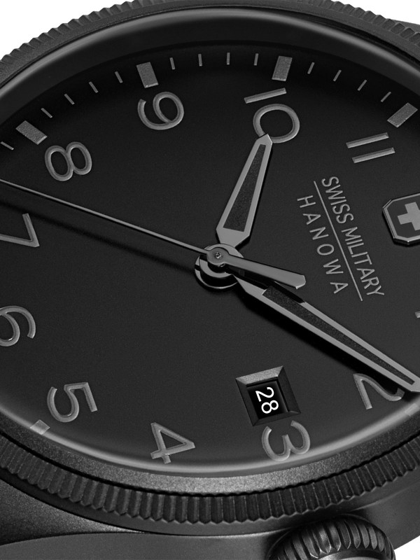 SWISS MILITARY HANOWA THUNDERBOLT STEALTH SMWGH0000830 – ekskluzivni Swiss Made muški sat iz capsule kolekcije, namenjen modernom muškarcu koji preferira diskretan luksuz. Crno kućište i brojčanik u stilu “black-on-black” naglašavaju eleganciju i snagu. Sat poseduje safirno staklo, kućište i narukvicu od nerđajućeg čelika, kvarcni mehanizam Ronda 515 i vodootpornost do 100 metara.