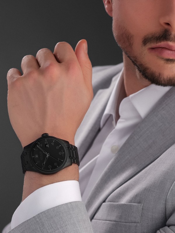 SWISS MILITARY HANOWA THUNDERBOLT STEALTH SMWGH0000830 – ekskluzivni Swiss Made muški sat iz capsule kolekcije, namenjen modernom muškarcu koji preferira diskretan luksuz. Crno kućište i brojčanik u stilu “black-on-black” naglašavaju eleganciju i snagu. Sat poseduje safirno staklo, kućište i narukvicu od nerđajućeg čelika, kvarcni mehanizam Ronda 515 i vodootpornost do 100 metara.