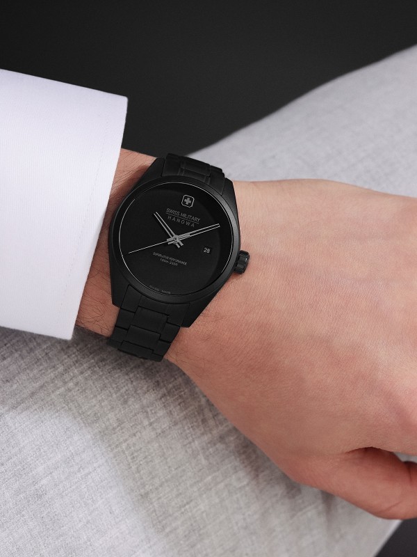 SWISS MILITARY HANOWA PIONEER STEALTH SMWGH0004130 – Swiss Made muški sat minimalističkog dizajna iz ekskluzivne Stealth capsule kolekcije. Sat odlikuje potpuno crni izgled – kućište i narukvica od nerđajućeg čelika, crni brojčanik i safirno staklo. Kvarcni mehanizam Ronda 515 sa funkcijom datuma i vodootpornost do 100 metara čine ga savršenim spojem elegancije i funkcionalnosti.