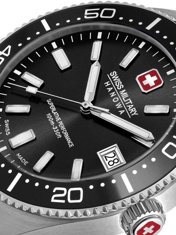 SWISS MILITARY HANOWA NOMAD SMWGH0004903 – Swiss Made muški sportski sat prepoznatljivog vintage dizajna iz 1970-ih. Kućište od nerđajućeg čelika i crni brojčanik sa odgovarajućim prstenom u crnoj boji stvaraju skladan i moderan izgled. Sat poseduje safirno staklo, kvarcni mehanizam Ronda 515 sa funkcijom datuma i vodootpornost do 100 metara – idealan spoj švajcarske preciznosti i muževne elegancije.