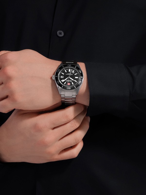 SWISS MILITARY HANOWA NOMAD SMWGH0004903 – Swiss Made muški sportski sat prepoznatljivog vintage dizajna iz 1970-ih. Kućište od nerđajućeg čelika i crni brojčanik sa odgovarajućim prstenom u crnoj boji stvaraju skladan i moderan izgled. Sat poseduje safirno staklo, kvarcni mehanizam Ronda 515 sa funkcijom datuma i vodootpornost do 100 metara – idealan spoj švajcarske preciznosti i muževne elegancije.