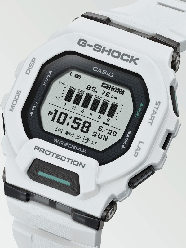 G-SHOCK GBD-200-7ER – muški digitalni sat iz G-SQUAD serije u modernoj beloj boji, stvoren za sport i trčanje. Opremljen Bluetooth® povezivanjem, brojačem koraka, senzorom ubrzanja, planerom i dnevnikom treninga, ovaj model pruža sve što vam treba za praćenje performansi. MIP ekran obezbeđuje izuzetnu čitljivost i na suncu, dok robusno gumeno kućište i narukvica garantuju udobnost i otpornost. Vodootporan do 200m i sa baterijom koja traje do 2 godine – idealan saveznik aktivnog načina života.
