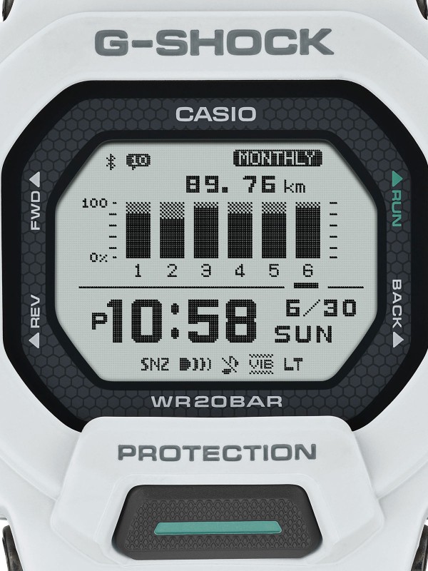 G-SHOCK GBD-200-7ER – muški digitalni sat iz G-SQUAD serije u modernoj beloj boji, stvoren za sport i trčanje. Opremljen Bluetooth® povezivanjem, brojačem koraka, senzorom ubrzanja, planerom i dnevnikom treninga, ovaj model pruža sve što vam treba za praćenje performansi. MIP ekran obezbeđuje izuzetnu čitljivost i na suncu, dok robusno gumeno kućište i narukvica garantuju udobnost i otpornost. Vodootporan do 200m i sa baterijom koja traje do 2 godine – idealan saveznik aktivnog načina života.