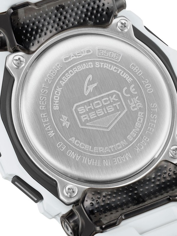 G-SHOCK GBD-200-7ER – muški digitalni sat iz G-SQUAD serije u modernoj beloj boji, stvoren za sport i trčanje. Opremljen Bluetooth® povezivanjem, brojačem koraka, senzorom ubrzanja, planerom i dnevnikom treninga, ovaj model pruža sve što vam treba za praćenje performansi. MIP ekran obezbeđuje izuzetnu čitljivost i na suncu, dok robusno gumeno kućište i narukvica garantuju udobnost i otpornost. Vodootporan do 200m i sa baterijom koja traje do 2 godine – idealan saveznik aktivnog načina života.