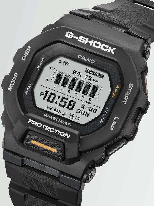 G-SHOCK GBD-200-1A1ER – muški digitalni sat iz G-SQUAD kolekcije, idealan za trčanje i svakodnevni trening. Opremljen Bluetooth® vezom za pametni telefon, brojačem koraka, senzorom ubrzanja, planerom i dnevnikom treninga. MIP ekran pruža vrhunsku vidljivost čak i na suncu, dok kućište i narukvica od crne gume obezbeđuju udobnost i izdržljivost. Vodootporan do 200m, otporan na udarce i sa autonomijom baterije do 2 godine – savršen izbor za aktivne muškarce.