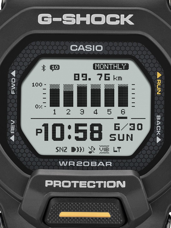 G-SHOCK GBD-200-1A1ER – muški digitalni sat iz G-SQUAD kolekcije, idealan za trčanje i svakodnevni trening. Opremljen Bluetooth® vezom za pametni telefon, brojačem koraka, senzorom ubrzanja, planerom i dnevnikom treninga. MIP ekran pruža vrhunsku vidljivost čak i na suncu, dok kućište i narukvica od crne gume obezbeđuju udobnost i izdržljivost. Vodootporan do 200m, otporan na udarce i sa autonomijom baterije do 2 godine – savršen izbor za aktivne muškarce.