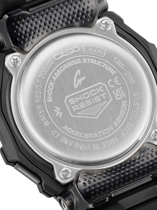 G-SHOCK GBD-200-1A1ER – muški digitalni sat iz G-SQUAD kolekcije, idealan za trčanje i svakodnevni trening. Opremljen Bluetooth® vezom za pametni telefon, brojačem koraka, senzorom ubrzanja, planerom i dnevnikom treninga. MIP ekran pruža vrhunsku vidljivost čak i na suncu, dok kućište i narukvica od crne gume obezbeđuju udobnost i izdržljivost. Vodootporan do 200m, otporan na udarce i sa autonomijom baterije do 2 godine – savršen izbor za aktivne muškarce.