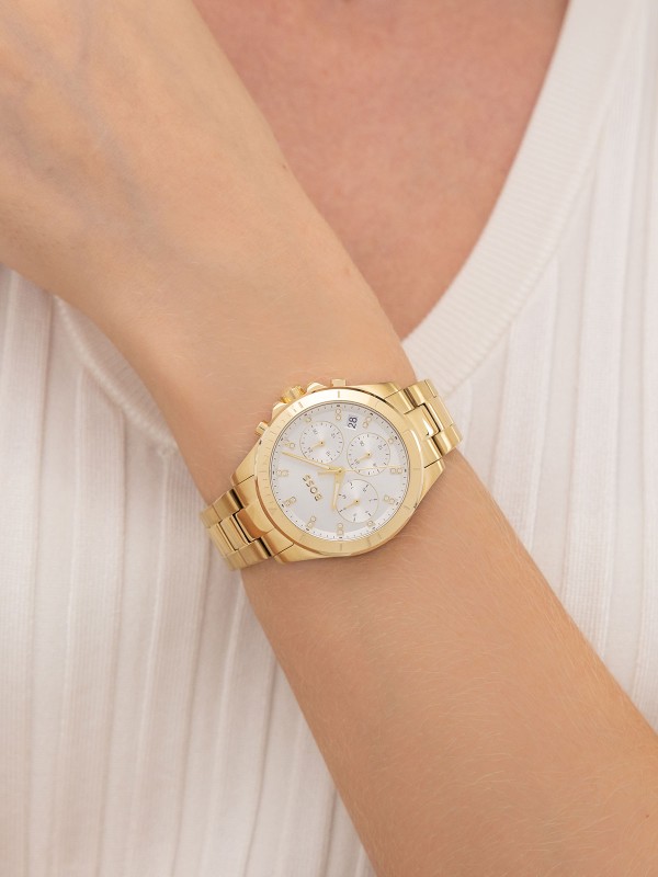 BOSS ALLEY 1502829 – ženski sportsko elegantni sat sa kućištem i narukvicom od nerđajućeg čelika u boji žutog zlata. Srebrno beli brojčanik i multifunkcionalni kvarcni mehanizam čine ga savršenim spojem sofisticiranosti i modernog stila.