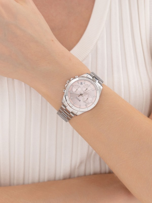 BOSS ALLEY 1502825 – ženski sportsko elegantni sat koji kombinuje ženstvenost i funkcionalnost. Kućište i narukvica od nerđajućeg čelika u boji srebra, svetlo roze brojčanik sa multifunction kvarcnim mehanizmom. Mineralno staklo, vodootpornost do 50m i prečnik od 36mm čine ovaj sat savršenim spojem stila i svakodnevne praktičnosti.