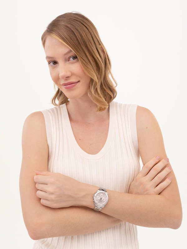 BOSS ALLEY 1502825 – ženski sportsko elegantni sat koji kombinuje ženstvenost i funkcionalnost. Kućište i narukvica od nerđajućeg čelika u boji srebra, svetlo roze brojčanik sa multifunction kvarcnim mehanizmom. Mineralno staklo, vodootpornost do 50m i prečnik od 36mm čine ovaj sat savršenim spojem stila i svakodnevne praktičnosti.