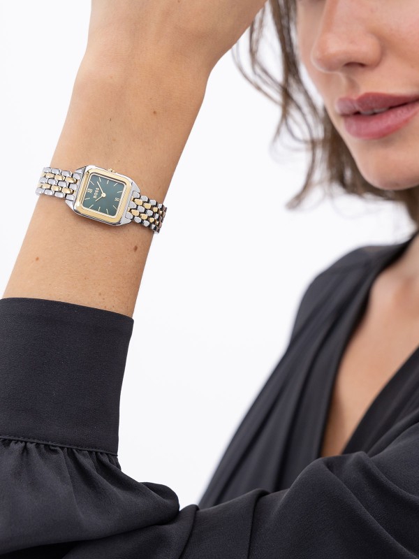 BOSS MAE PETITE 1502822 – elegantan ženski sat koji kombinuje moderan dizajn i klasičnu sofisticiranost. Kvadratno kućište manjih dimenzija izrađeno od nerđajućeg čelika u dve boje, srebra i žutog zlata, istaknuto zelenim brojčanikom sa rimskim brojevima. Sa kvarcnim mehanizmom, mineralnim staklom i vodootpornošću do 30m, ovaj sat je savršen dodatak za dame sa stilom.