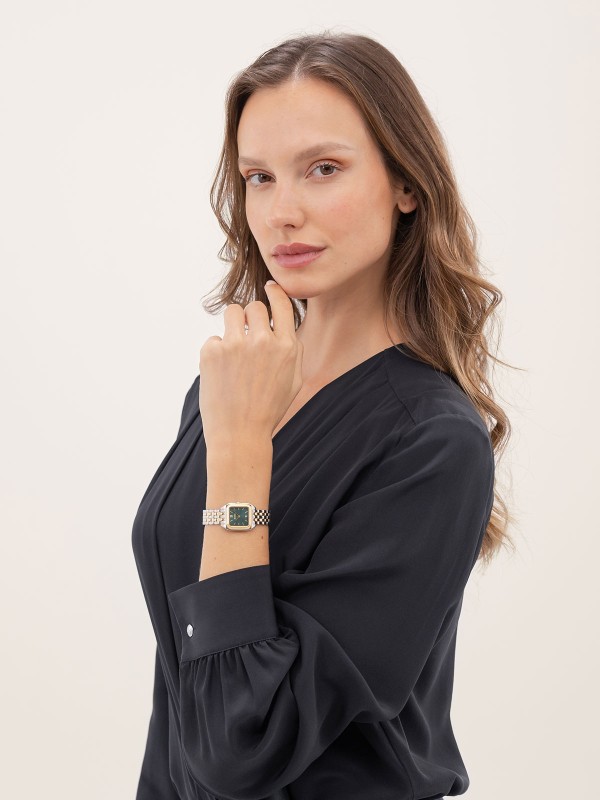 BOSS MAE PETITE 1502822 – elegantan ženski sat koji kombinuje moderan dizajn i klasičnu sofisticiranost. Kvadratno kućište manjih dimenzija izrađeno od nerđajućeg čelika u dve boje, srebra i žutog zlata, istaknuto zelenim brojčanikom sa rimskim brojevima. Sa kvarcnim mehanizmom, mineralnim staklom i vodootpornošću do 30m, ovaj sat je savršen dodatak za dame sa stilom.