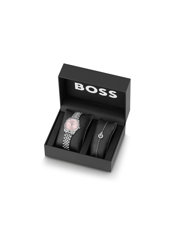 BOSS GRACEFUL PRECIOUS BOX SET 1570189 – luksuzni ženski set koji kombinuje eleganciju i prefinjenost. Sat od nerđajućeg čelika u boji srebra sa svetlo roze brojčanikom ukrašenim cirkonima i pratećom narukvicom čini savršen poklon za svaku priliku. Kućište prečnika 32mm, mineralno staklo, kvarcni mehanizam i vodootpornost do 30m – spoj kvaliteta i stila za moderne dame.