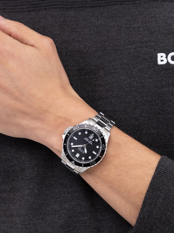 BOSS TROPER SPORT 1514295 – elegantan muški sportski sat inspirisan ronilačkim modelima. Kućište od nerđajućeg čelika sa crnom rotirajućom koronom i srebrnom čeličnom narukvicom. Moderan sat koji spaja funkcionalnost i sofisticiran dizajn.